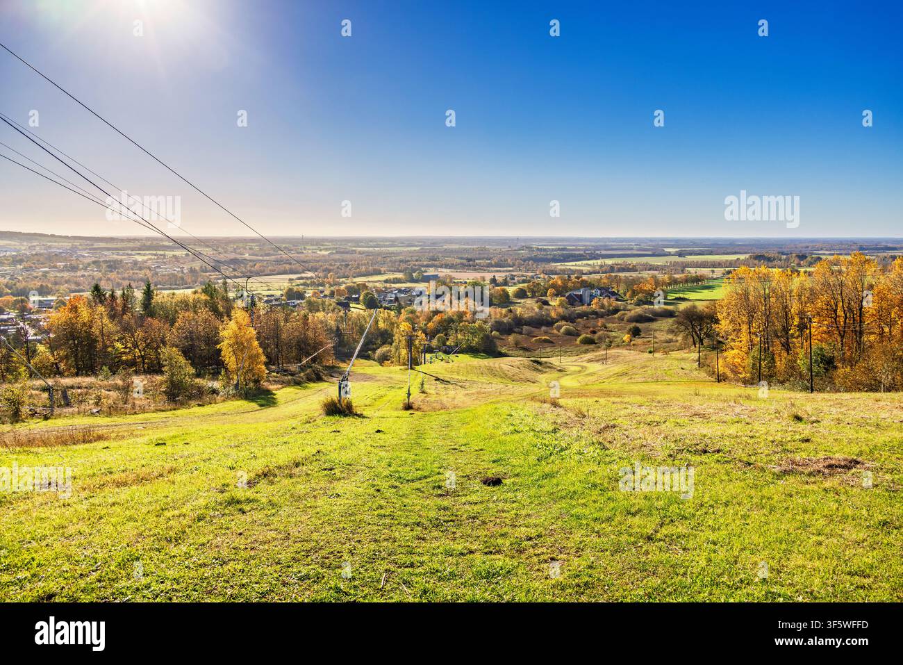 Belle vue panoramique d'un domaine skiable en automne Banque D'Images