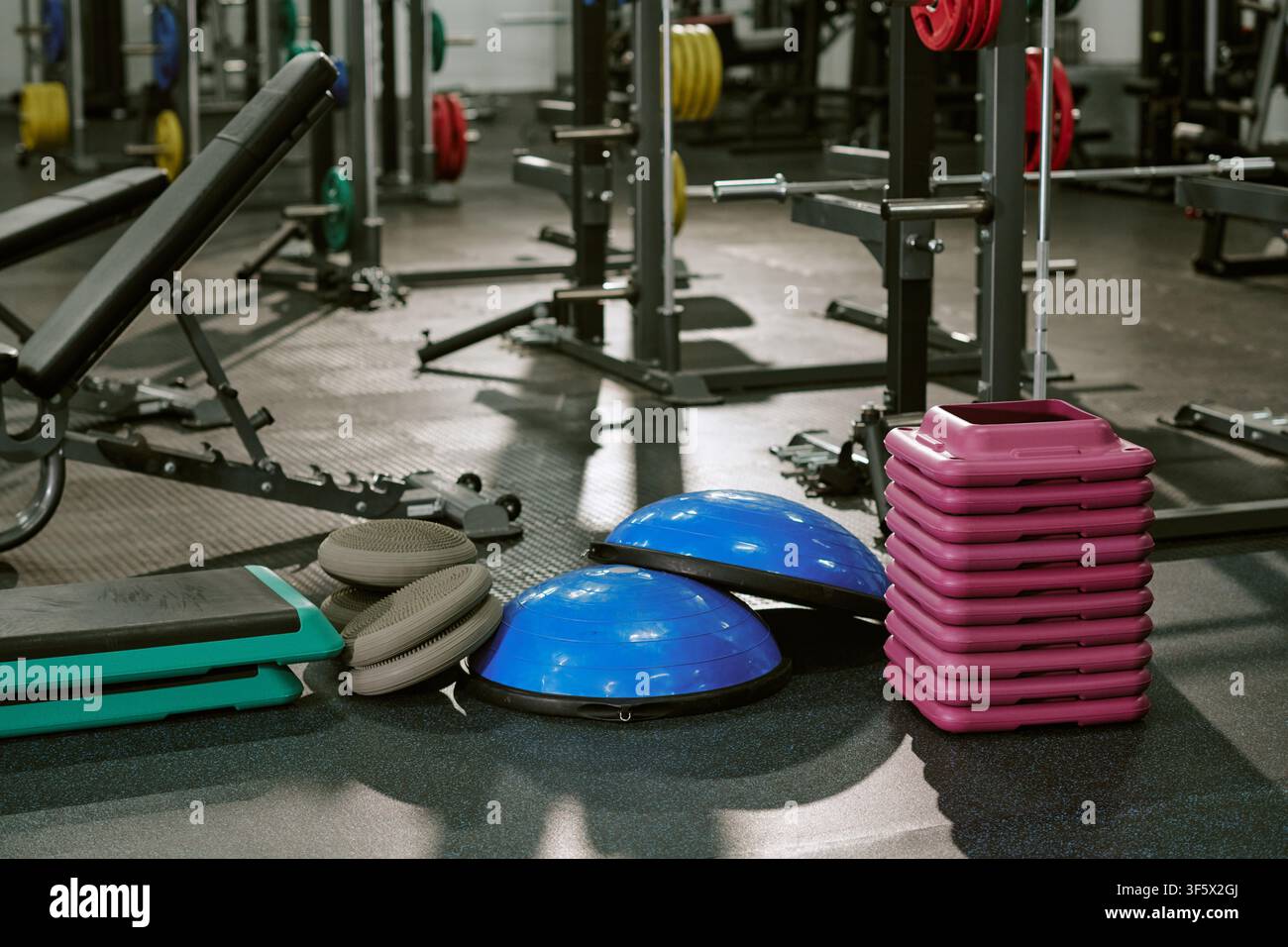 Intérieur de salle de sport vide avec des équipements de fitness pour l'entraînement Banque D'Images