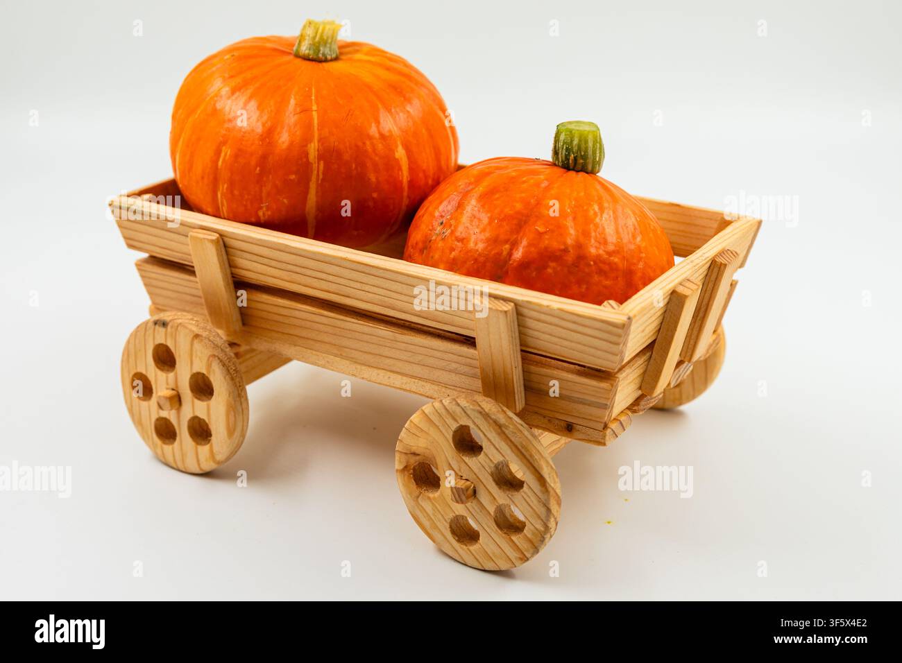 Deux citrouilles orange mûres exposées dans un chariot agricole en bois artisanal Banque D'Images