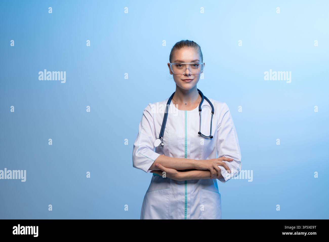 Femme médecin portant des lunettes de sécurité et stéthoscope Banque D'Images