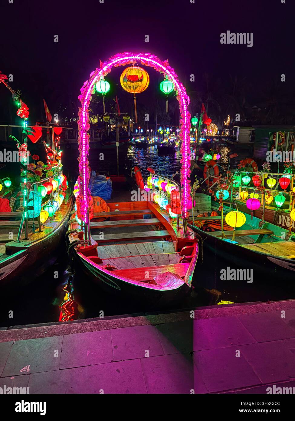 Bateaux à lanternes flottants sur la rivière la nuit, vieille ville de Hoi An, Vietnam. 1er avril 2026. Banque D'Images