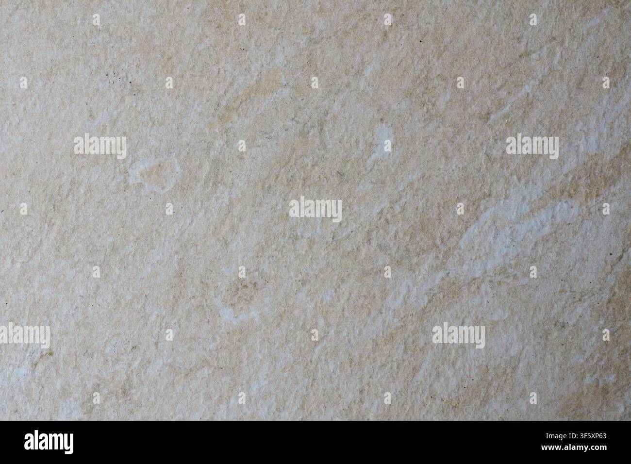Close-up d'une tuile décorative neutre avec des variations de couleur douces et une texture subtile de matériau de finition naturelle Banque D'Images