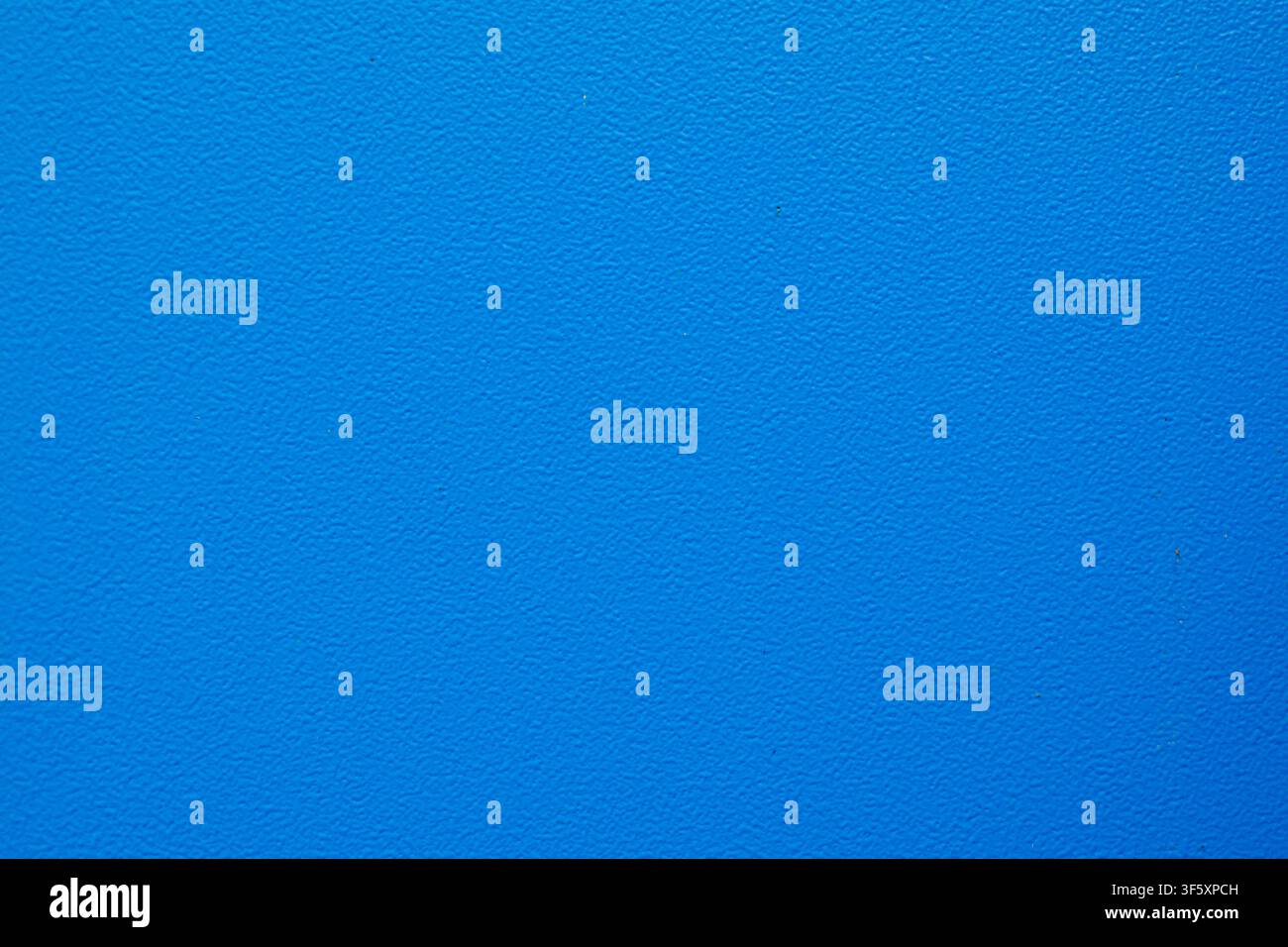 Surface uniforme bleu vif avec une texture à grains fins et une couleur saturée constante sur l'ensemble du cadre Banque D'Images