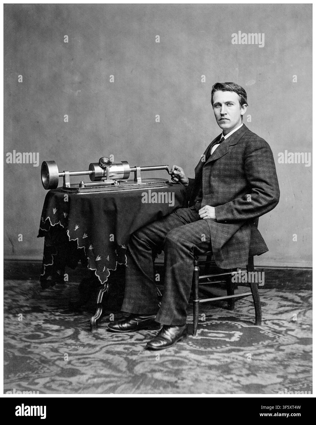 Thomas Edison. Photographie de portrait de l'inventeur et homme d'affaires américain Thomas Alva Edison (1847-1931) avec son phonographe Edison précoce, vers 1877 Banque D'Images