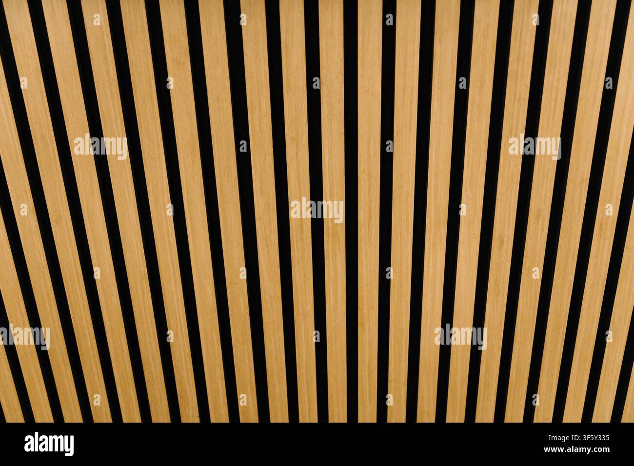Gros plan de lattes en bois décoratives avec des espaces noirs formant un motif géométrique épuré. Fond en texture de bois naturel adapté à l'architecture Banque D'Images
