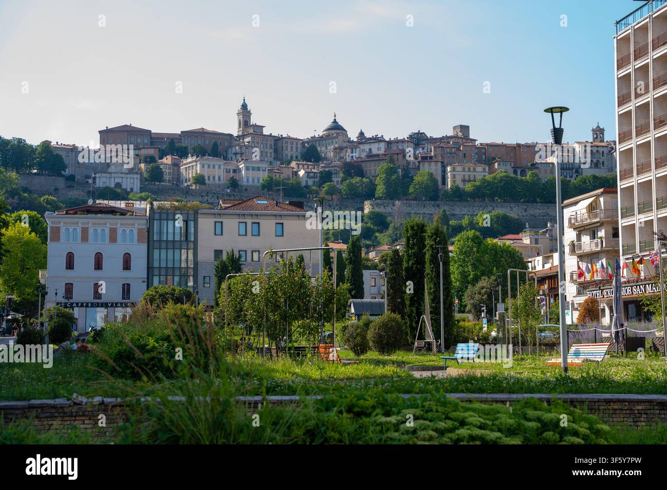 Bergamo, Italie – 16 juin 2026 : Paysage urbain pittoresque de Bergamo montrant la Citta Alta médiévale historique perchée sur une colline verte surplombant une ville luxuriante Banque D'Images