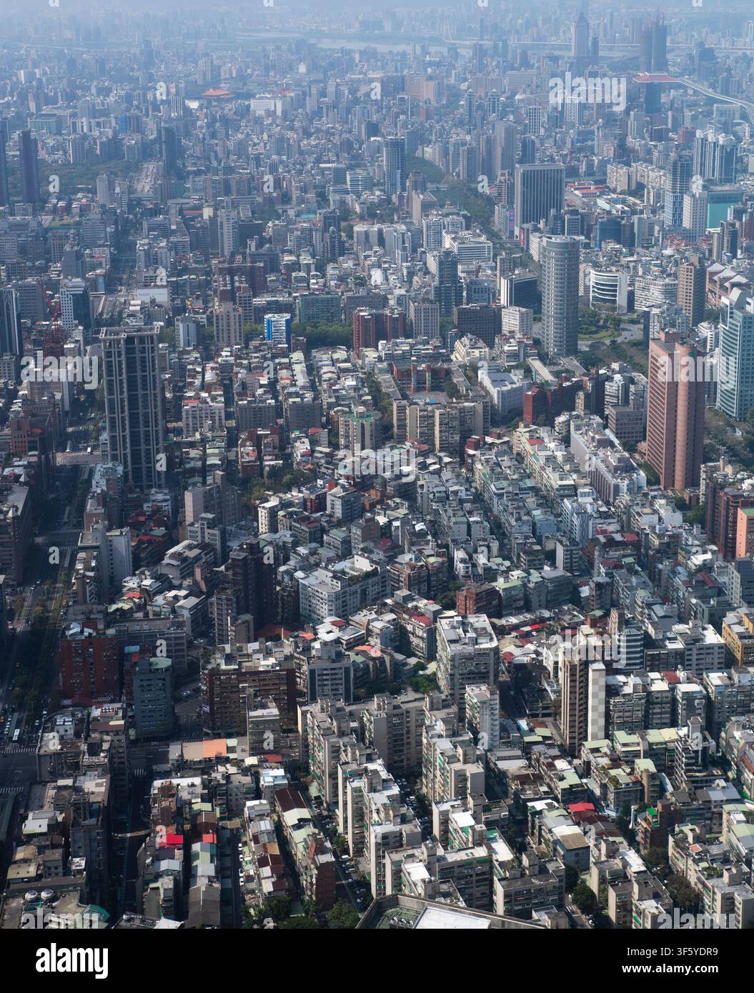 Vue aérienne verticale de la ville de Taipei depuis l'observatoire du Taipei 101, montrant des bâtiments résidentiels et commerciaux densément regroupés Banque D'Images