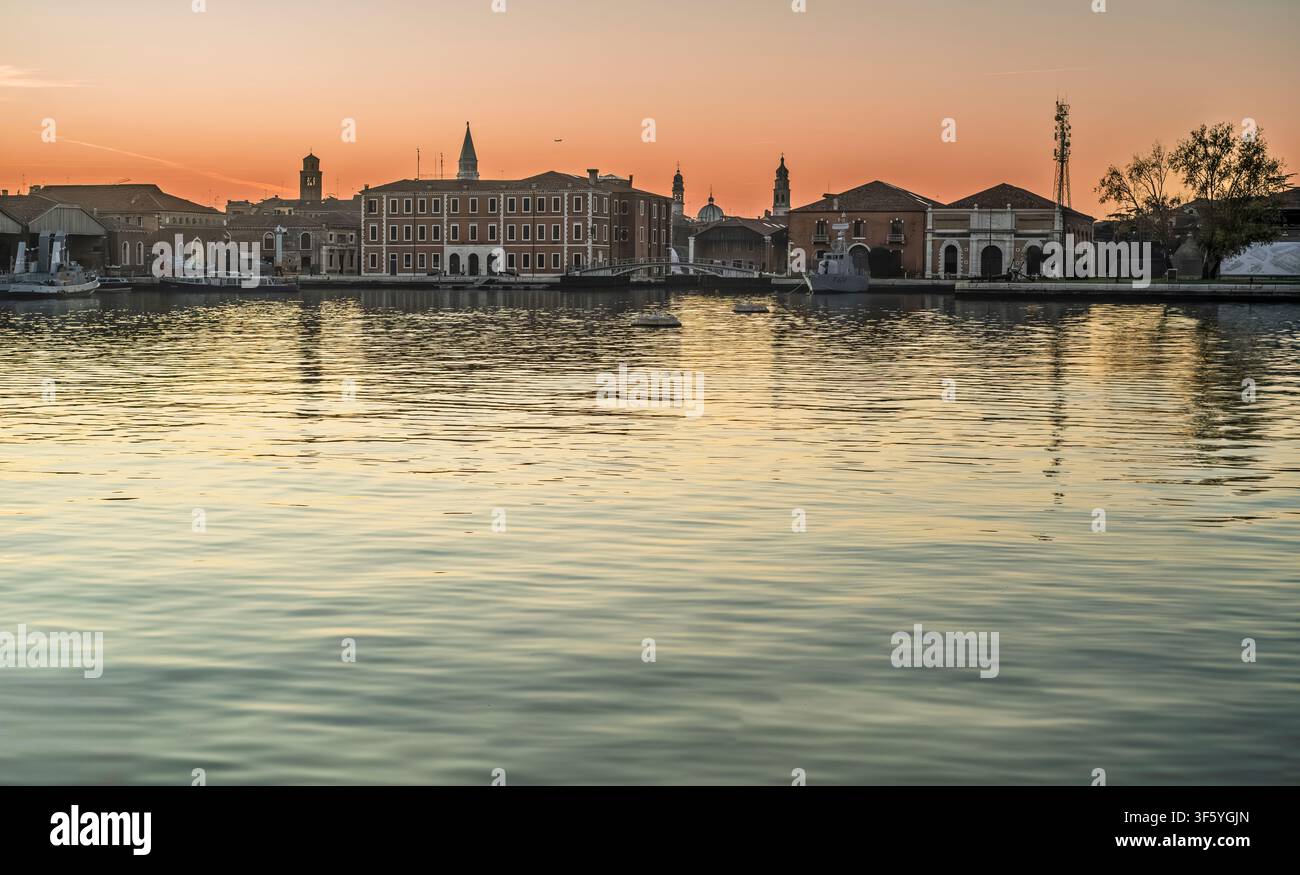 Le bassin interne de l'Arsenal naval de Venise à l'heure du coucher du soleil par une soirée d'automne Banque D'Images