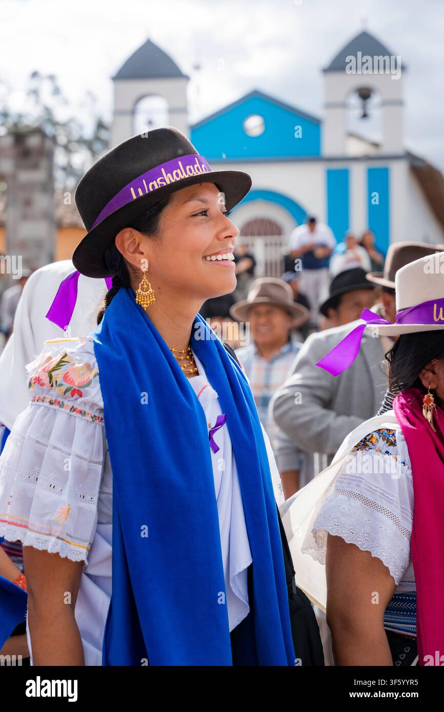 Femme indigène célébrant le festival Inti Raymi, portant des vêtements traditionnels et un châle bleu vif Banque D'Images