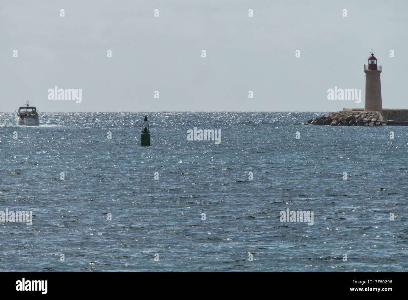 Phare et bateau à l'entrée du port de Port d'Andratx Banque D'Images