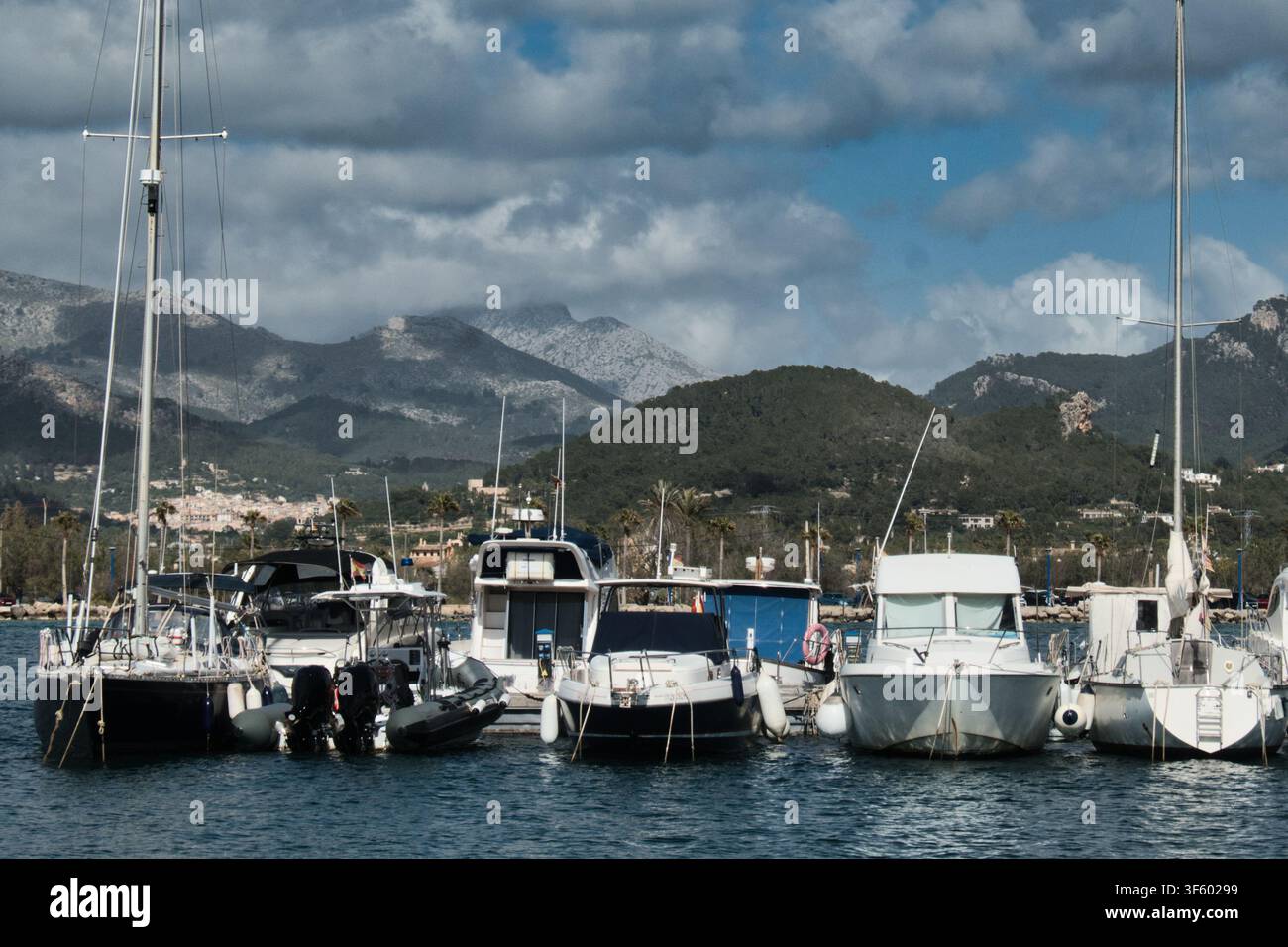 Yachts et bateaux ancrés dans le bassin du port de Port d'Andratx avec des montagnes pittoresques sous un ciel nuageux à Majorque, Espagne Banque D'Images