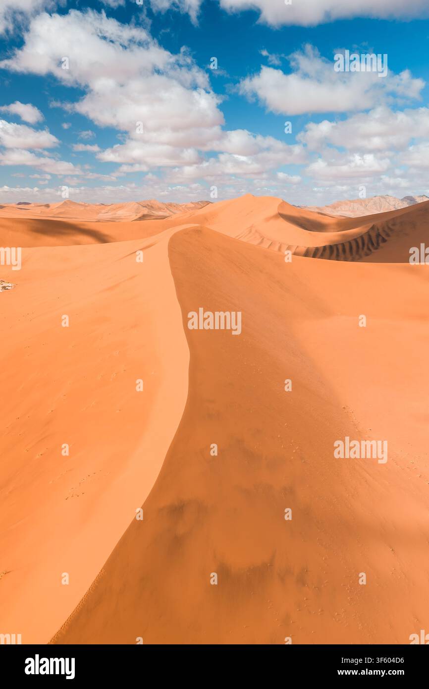Crête de dune en forme de lame aérienne à Sossusvlei, désert du Namib, Namibie Banque D'Images