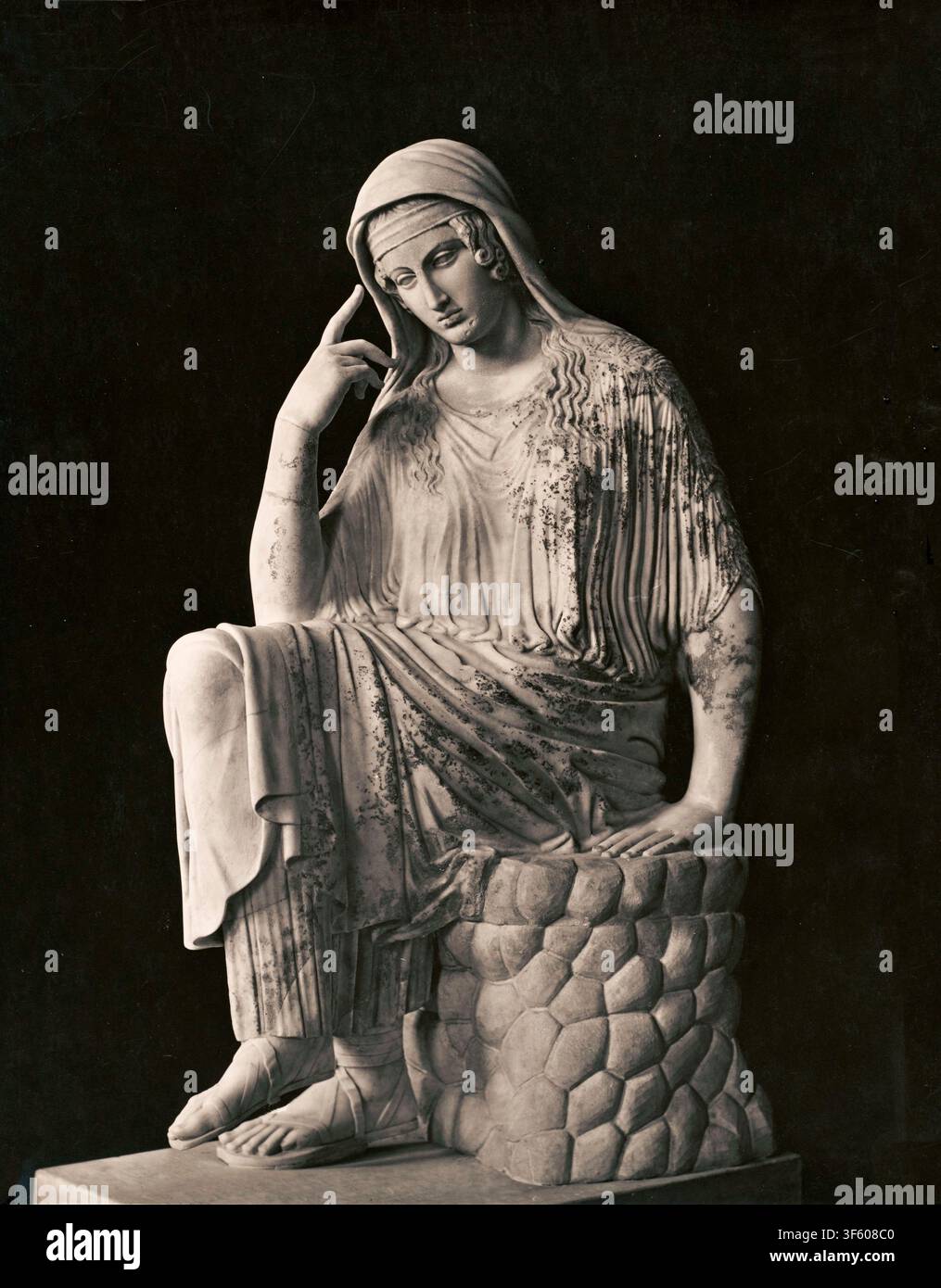 Roma - Musée du Vatican. Pénélope. Photographe : Fratelli Alinari. Date : ca. 1880-1908. Tirage argentique gélatine historique de la célèbre sculpture antique de Pénélope, située dans la Salle des Muses des Musées du Vatican. La statue de Pénélope, l’épouse fidèle d’Ulysse de la mythologie grecque, représentée dans une pose mélancolique et méditative. Banque D'Images