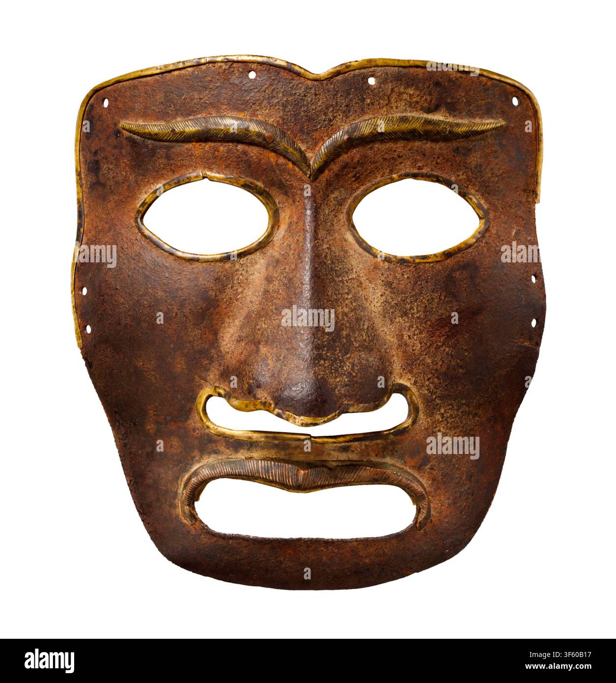 Masque de guerre. Date : XIIe-XIVe siècle. Mongol ou tibétain. Masque de guerre en métal mongol ou tibétain rare du XIIe au XIVe siècle. Introduit par l'expansion mongole, il relie les traditions des masques de guerre des steppes occidentales à l'Asie de l'Est. Alors que la culture tibétaine présente couramment des masques rituels ou de danse en cuir ou en papier mâché, cet exemplaire est exceptionnellement rare car il a été forgé en fer pour une protection réelle au combat. C'est l'une des deux seules masques de guerre en fer décorés connus dans toute cette région. Banque D'Images