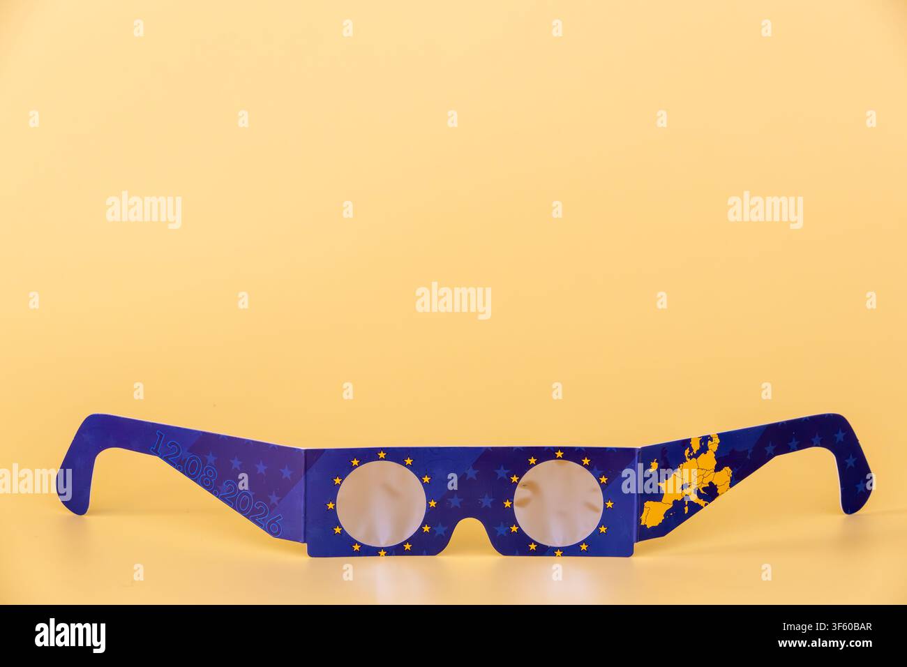 Lunettes sur le thème du drapeau bleu de l'UE, protégeant les yeux pour l'éclipse solaire d'août 2026 Banque D'Images