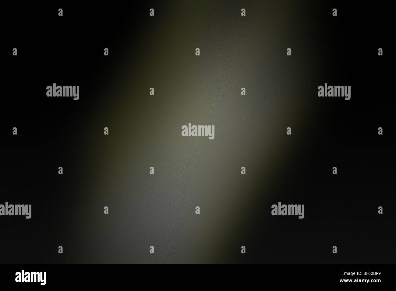 Un fond abstrait sombre et atmosphérique présentant un effet de faisceau de lumière diagonal subtil sur une surface texturée à grain fin. Banque D'Images