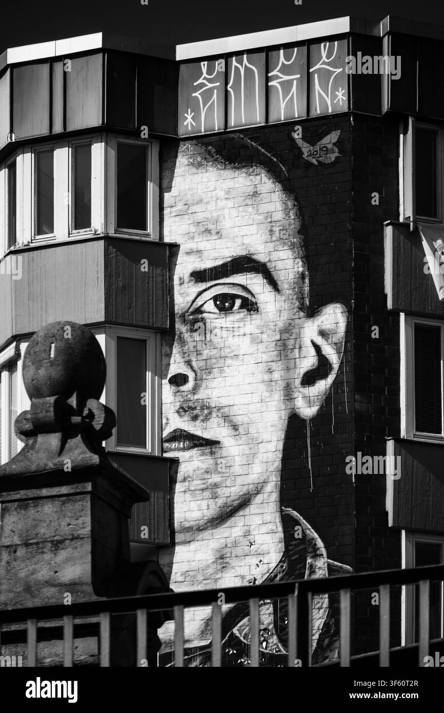 Berlin, Allemagne – 23 avril 2026 : Grande fresque portrait peinte sur la façade d’un immeuble résidentiel près du musée Urban Nation. Banque D'Images