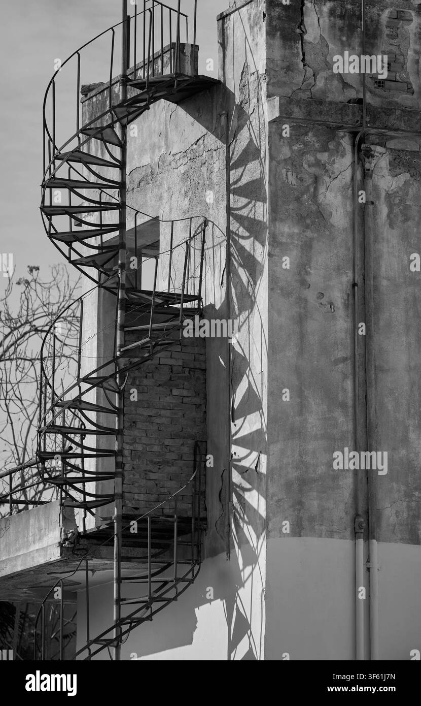 Anciens escaliers en colimaçon étroits en plein air dans le bâtiment abandonné Banque D'Images