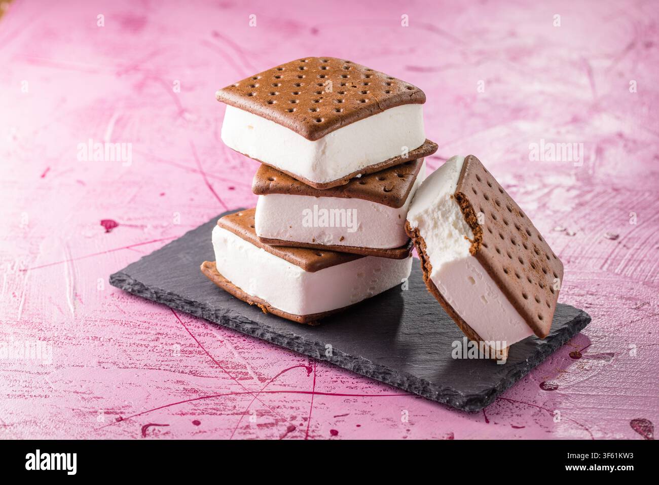 Délicieux sandwichs glacés sur table rose Banque D'Images