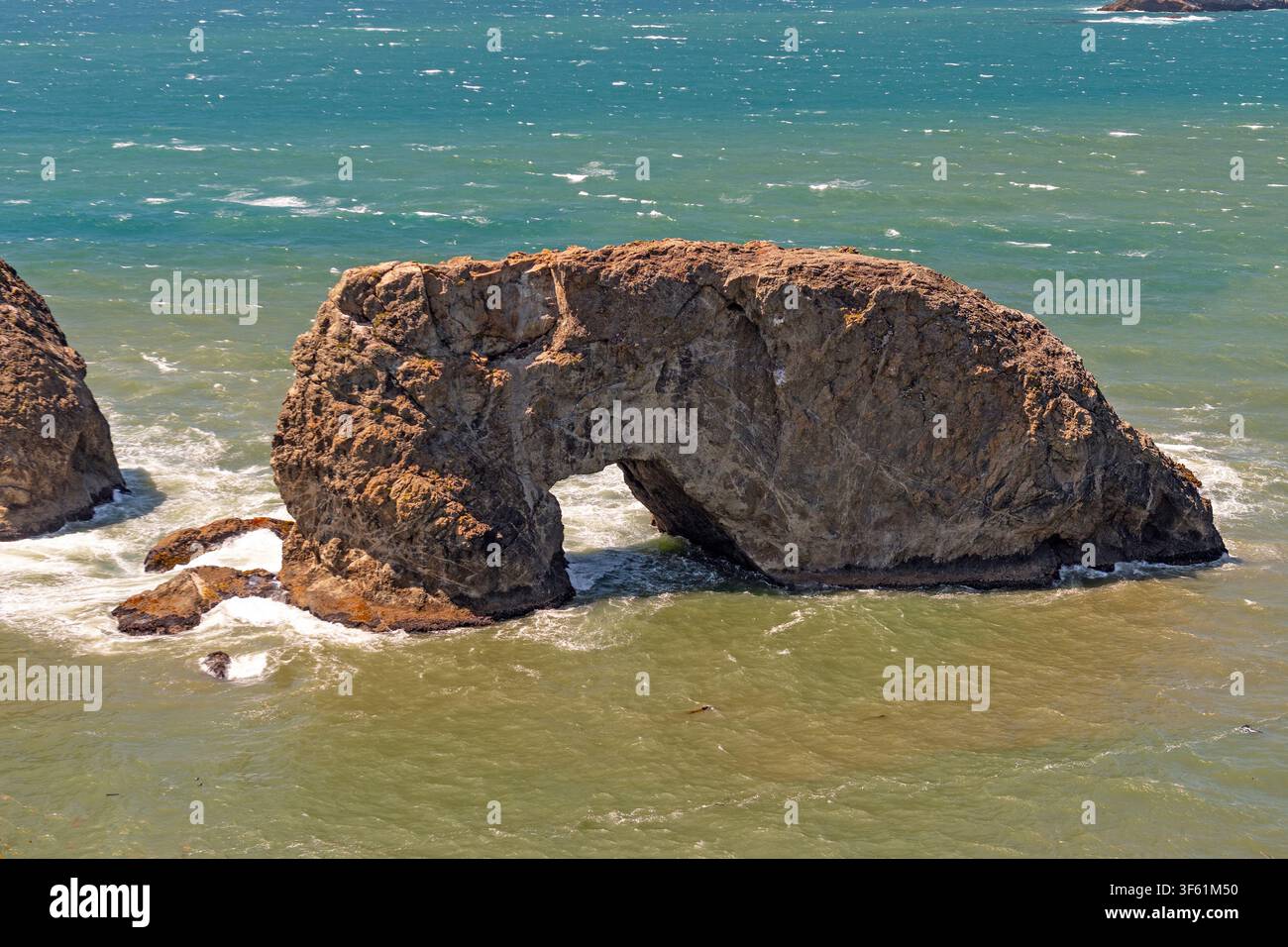 Arche côtière massive sur une mer agitée sur la côte de l'Oregon Banque D'Images