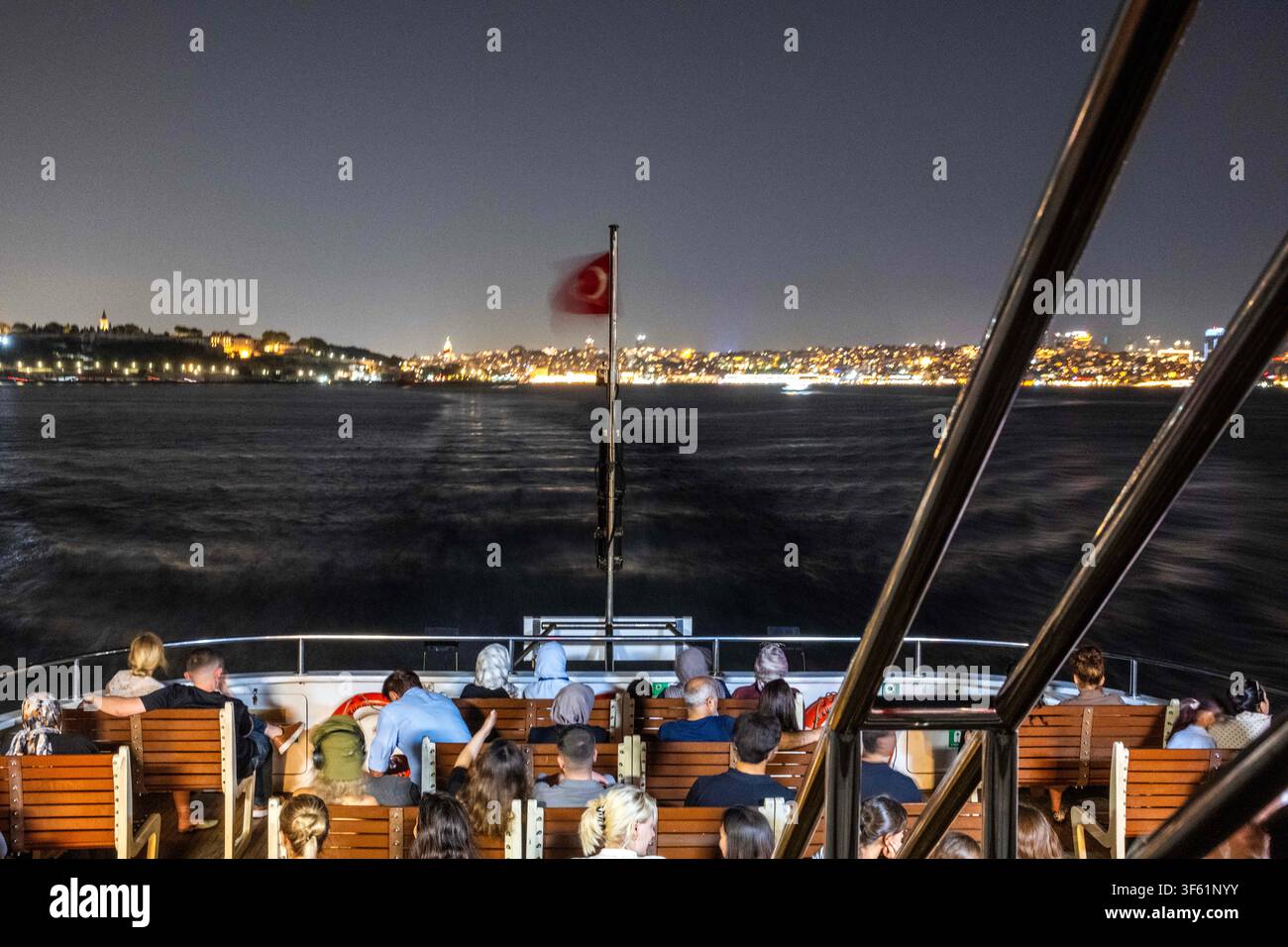 Istanbul, Turquie. 4 août 2026. Des gens sont assis sur le pont d'un ferry lors d'un voyage de retour en fin de soirée vers la rive asiatique d'Istanbul, Turquie. (Credit Image: © Moe Zoyari/ZUMA Press Wire) UTILISATION ÉDITORIALE UNIQUEMENT ! Pas pour une UTILISATION COMMERCIALE ! Banque D'Images