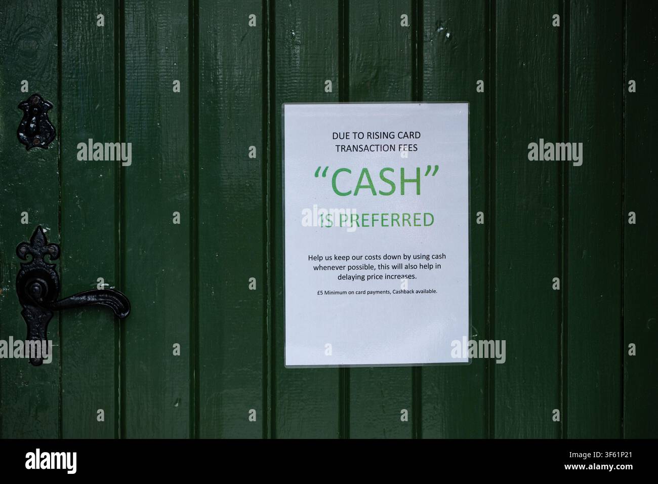Panneau sur la porte du pub : „Paiement en espèces préféré en raison des frais de transaction par carte croissants“, Angleterre Banque D'Images