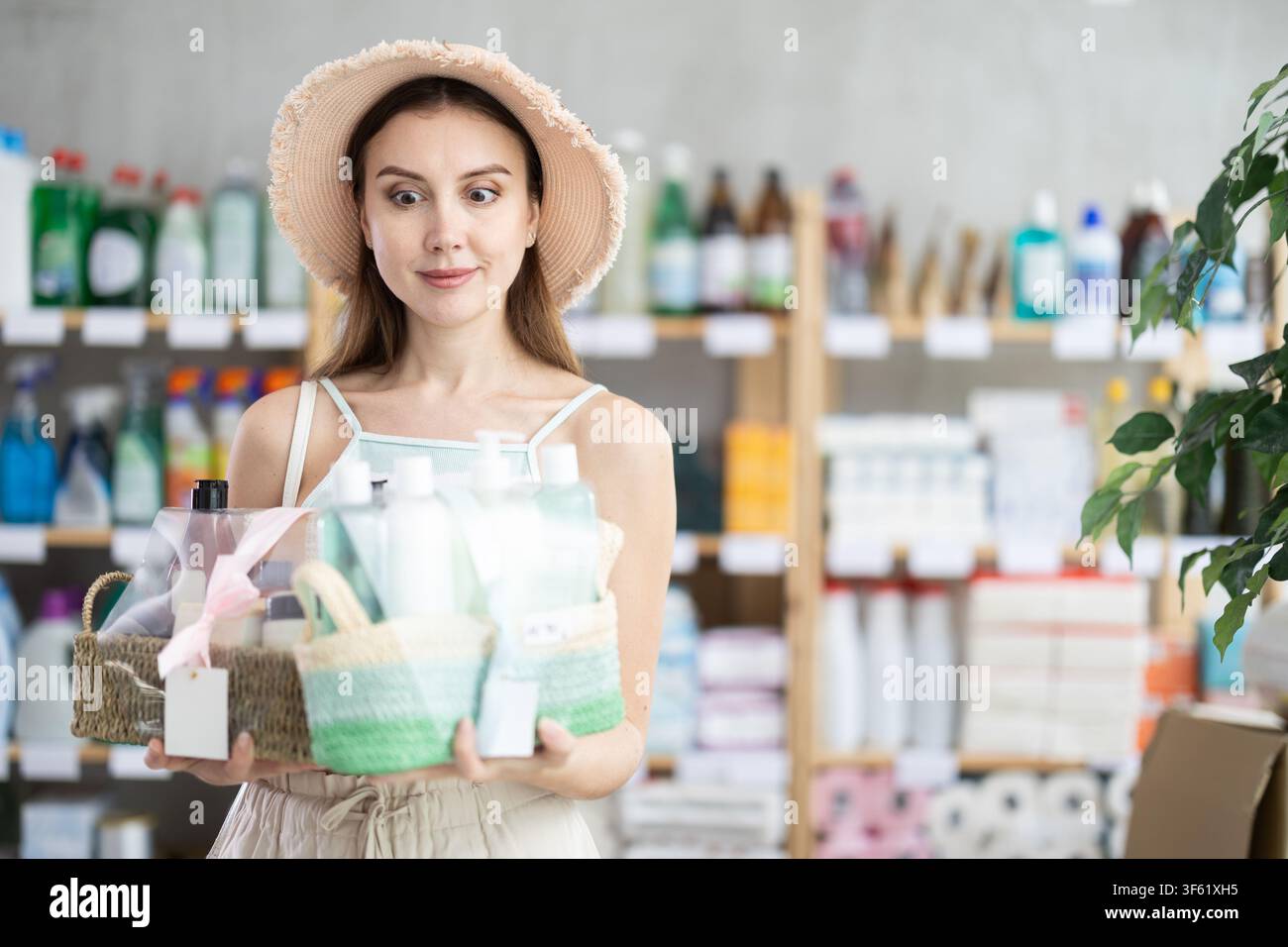 Femme Shopper dans le chapeau choisir ensemble de bain Banque D'Images