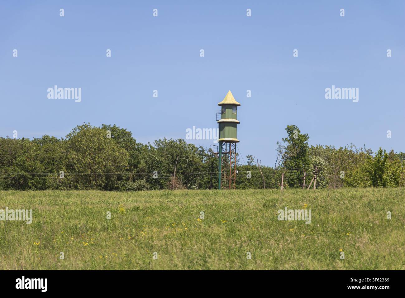 Tour d'observation dans un paysage rural sous un ciel bleu concept Banque D'Images