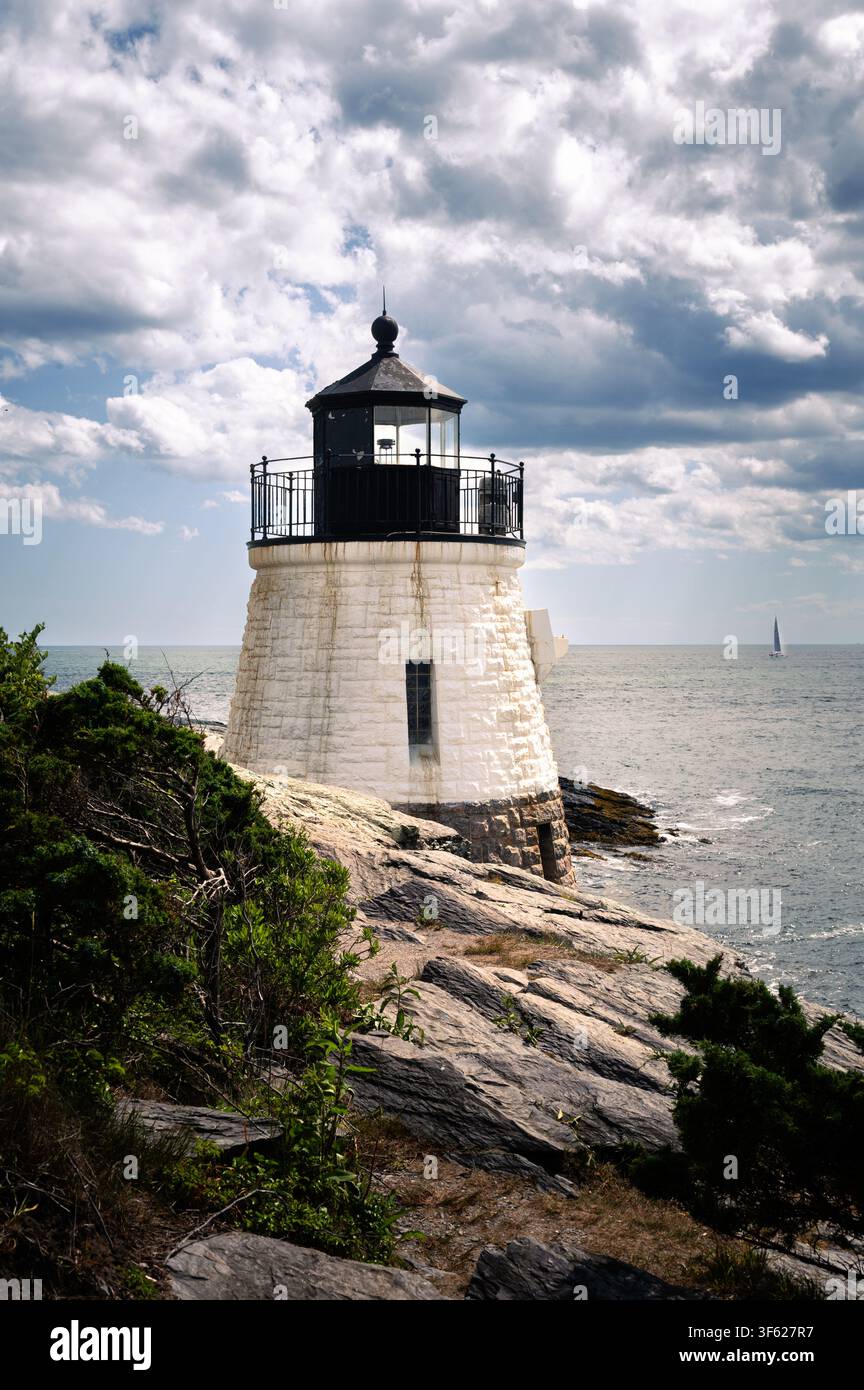 Phare de Castle Hill, Newport, Rhode Island, ciel nuageux, des voiliers en arrière-plan Banque D'Images