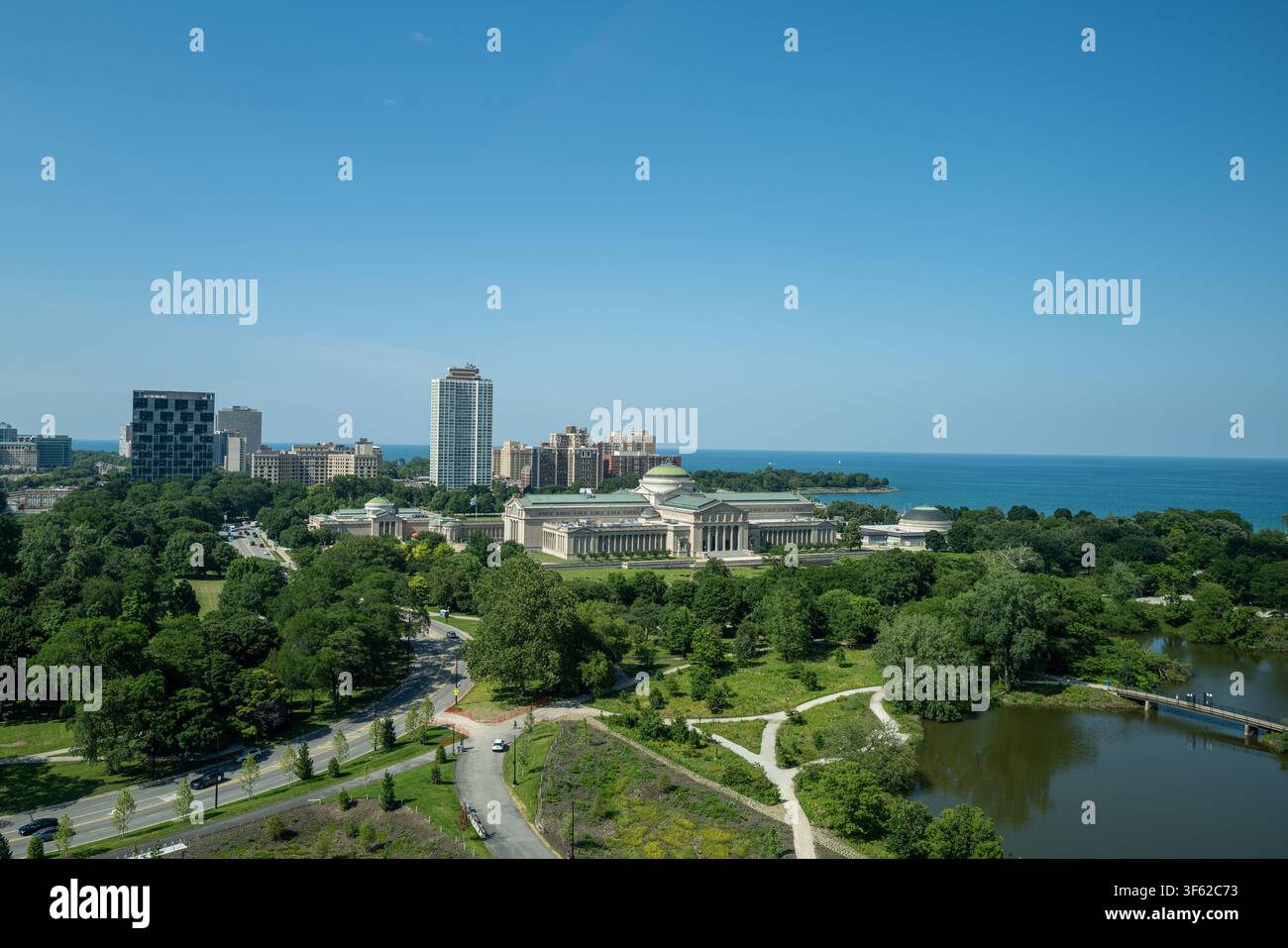 Vue en contre-plongée de Jackson Park, du Griffin Museum of Science and Industry, de la lagune du bassin Columbia et du lac Michigan depuis le Centre présidentiel Obama Banque D'Images