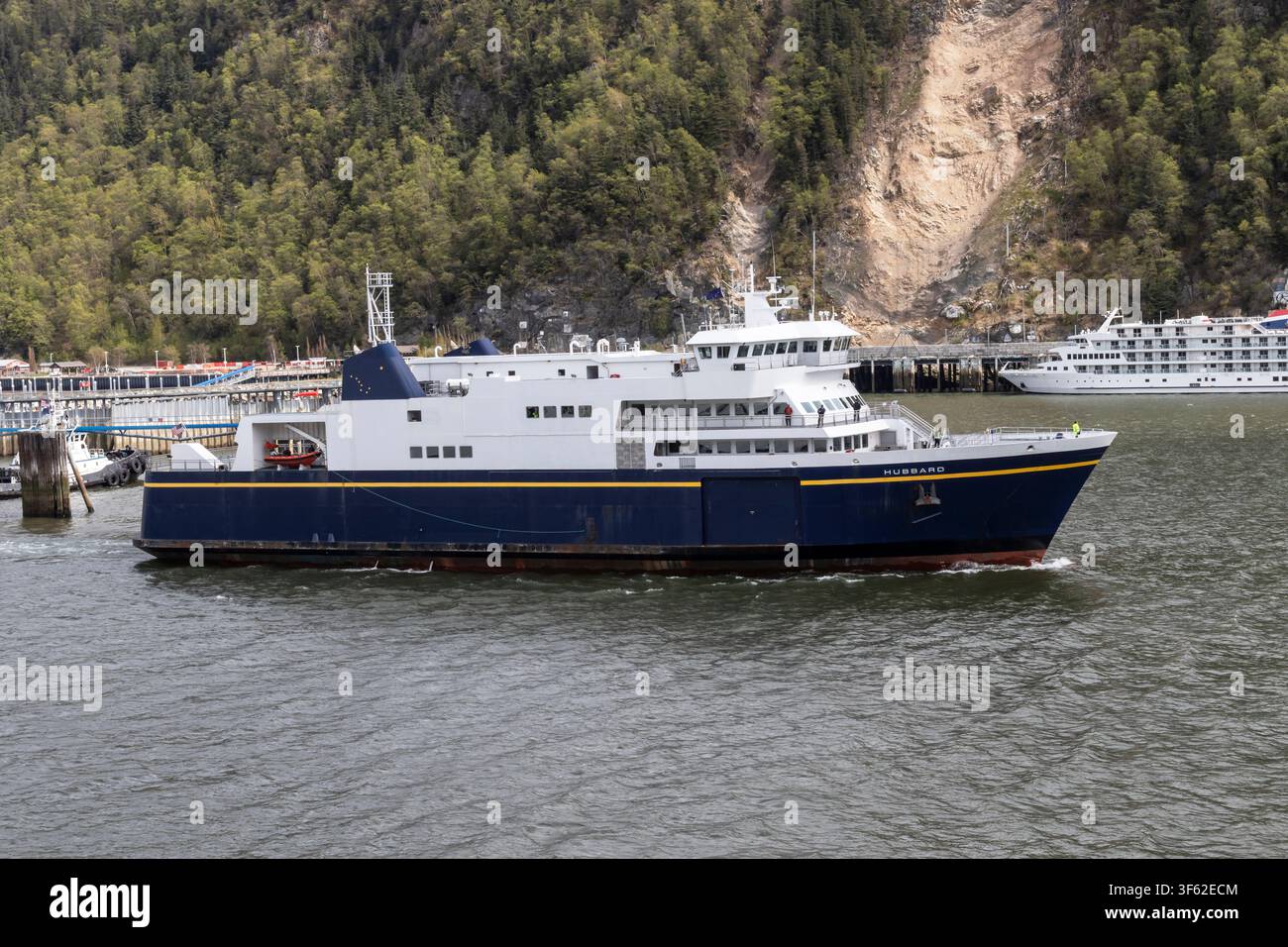 Le ferry MV Hubbard de la Alaska Marine Highway navigue le long du front de mer du sud-est de l'Alaska. Banque D'Images