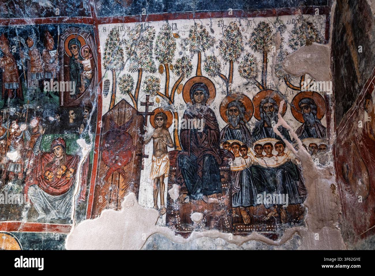 27 juin 2022, Kritsa, Crète, Grèce : Fresque byzantine détaillée avec des saints et des personnages religieux à l'intérieur de l'église Panagia Kera Banque D'Images