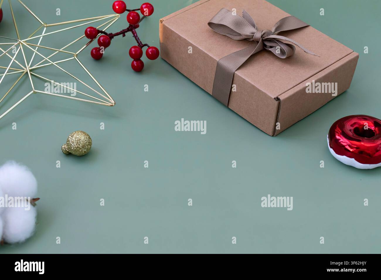 Présentation plate de boîte cadeau minimaliste de Noël avec branche de coton, étoile dorée et décorations festives Banque D'Images