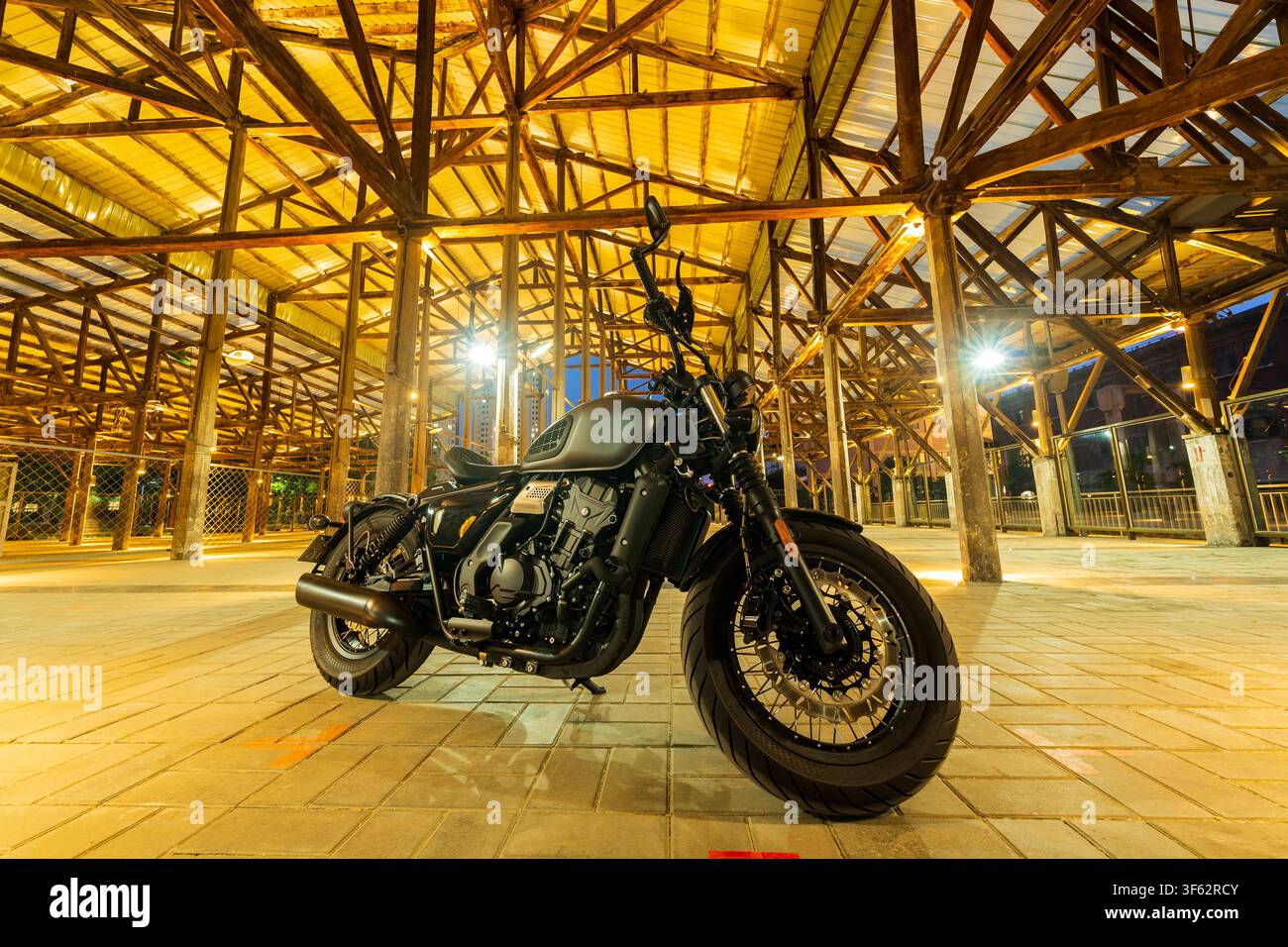 Moto vintage de nuit, atelier de moto vintage Banque D'Images