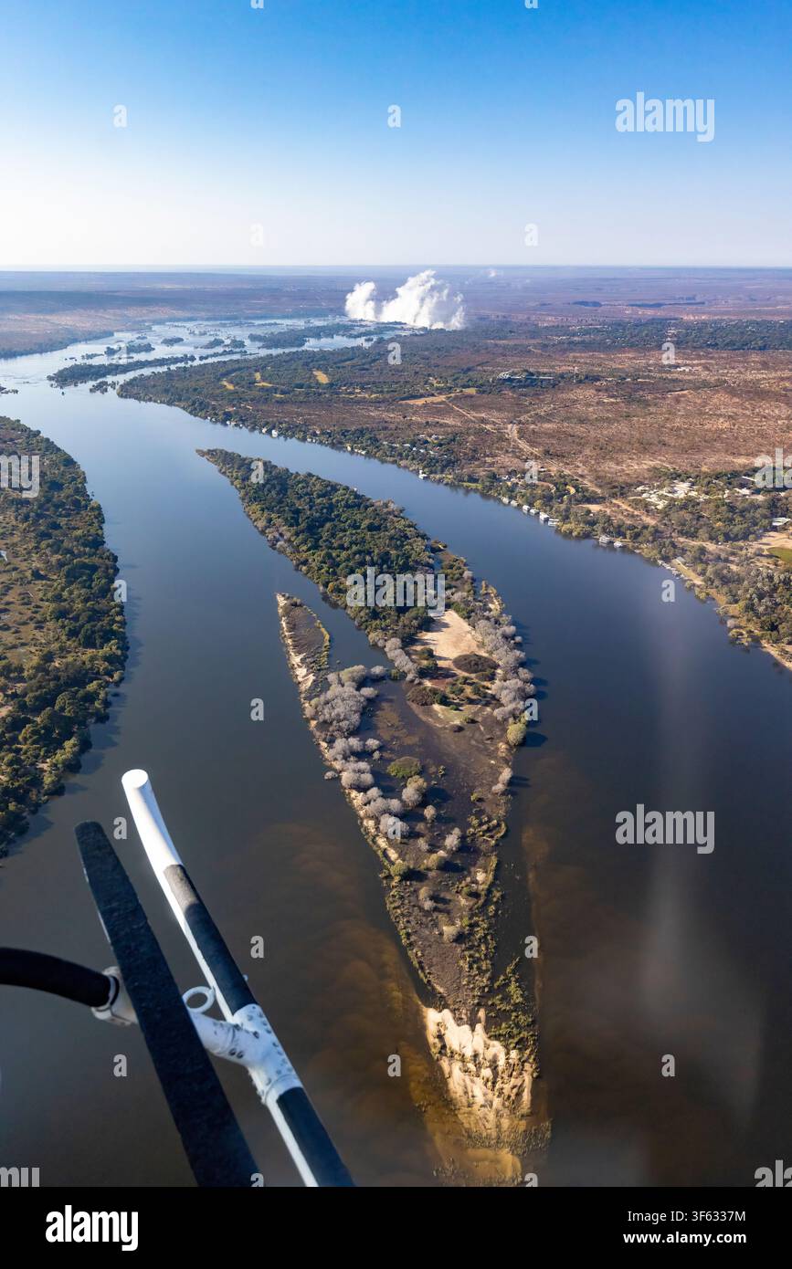 Vue aérienne du fleuve Zambèze se dirigeant vers les chutes Victoria depuis un hélicoptère - Chutes Victoria, Zimbabwe et Zambie Banque D'Images