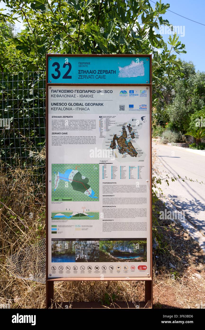 Panneau d'information pour la grotte de Zervati sur l'île grecque de Céphalonie, présentant un lac souterrain tranquille avec une eau bleu-vert claire Banque D'Images