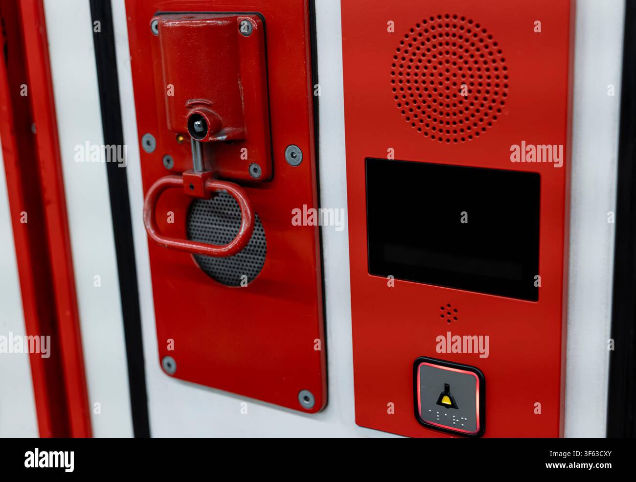 Interphone d'urgence rouge et système d'appel dans une station de métro illustrant les normes de sécurité et la conformité des transports publics. Banque D'Images