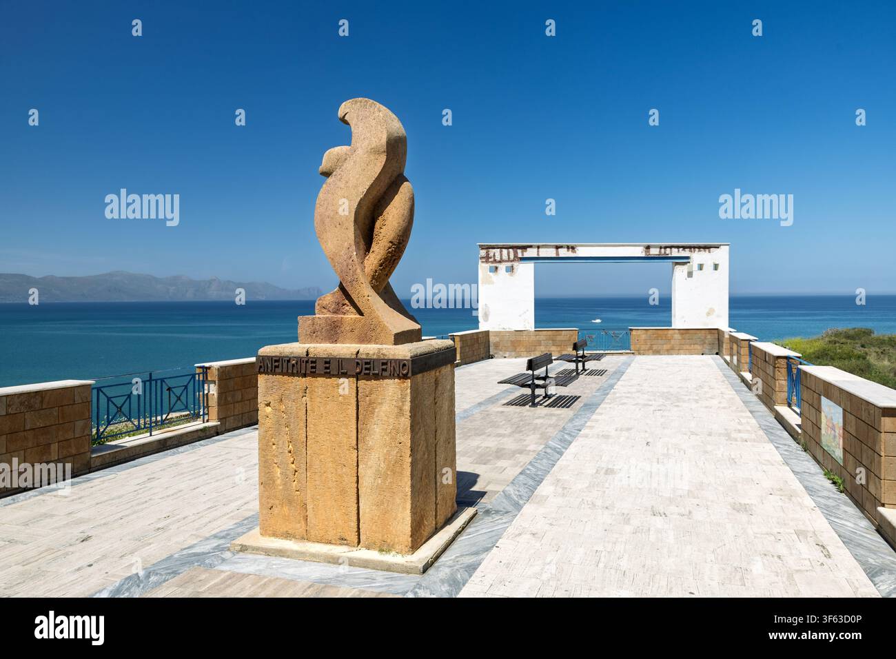 La sculpture « Anfitrite e il Delfino » se dresse sur une terrasse pittoresque au bord de la mer à Balestrate, en Italie, en tant que monument public. Banque D'Images
