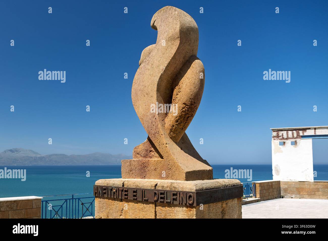 Sculpture abstraite "Anfitrite e il Delfino", Amphitrite (déesse de la mer) & le Dauphin, mythologie grecque, Statue par Francis Giglio, Golfe de Caste Banque D'Images