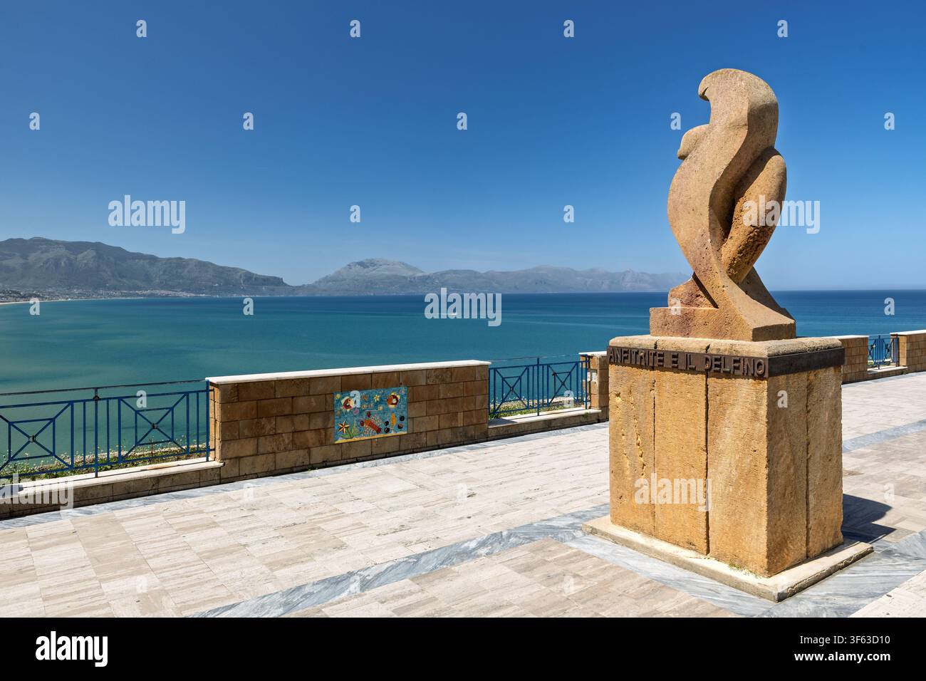 La statue "Anfitrite e il Delfino" se dresse sur une terrasse pittoresque surplombant la mer Méditerranée en Sicile. Banque D'Images