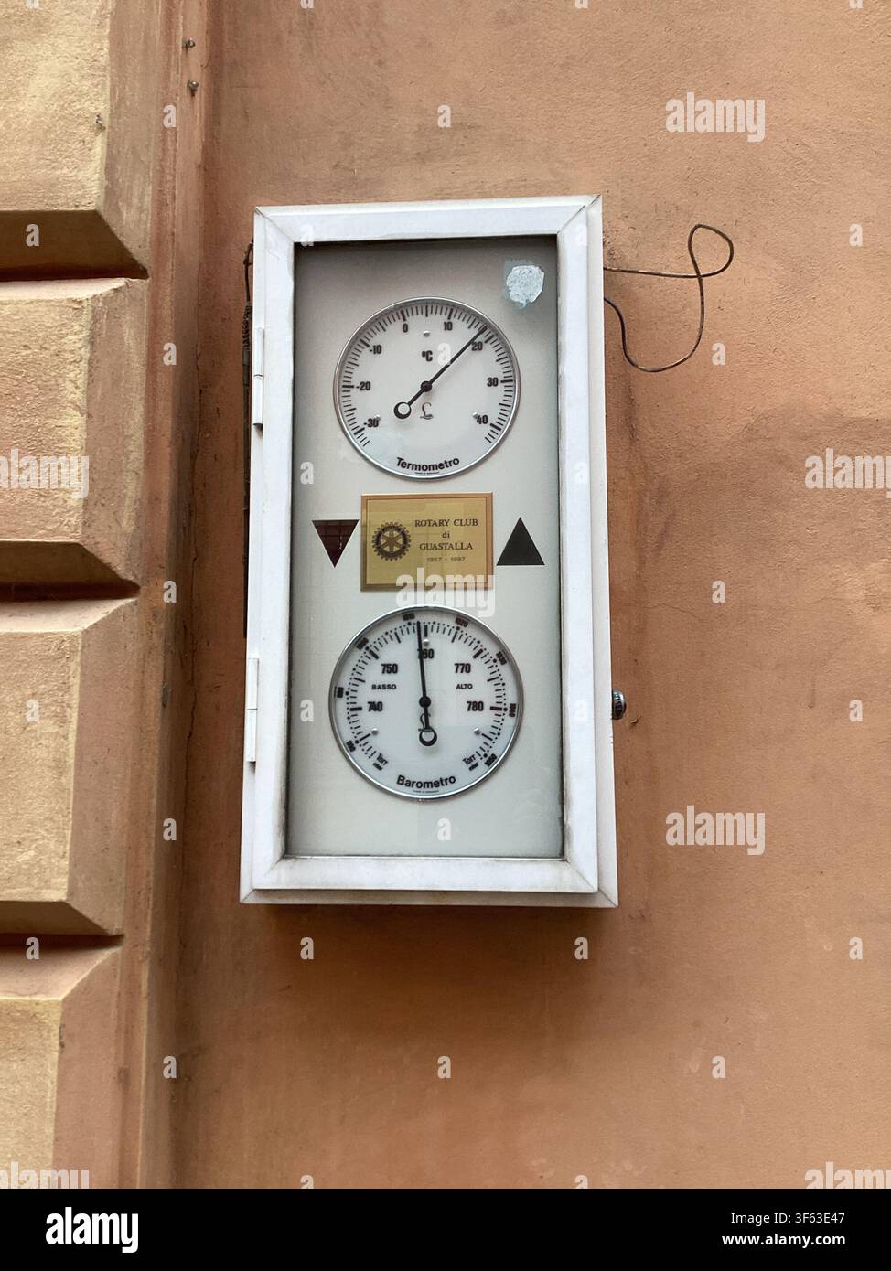 Station publique de thermomètre et baromètre offerte par le Rotary Club à Guastalla, Italie Banque D'Images