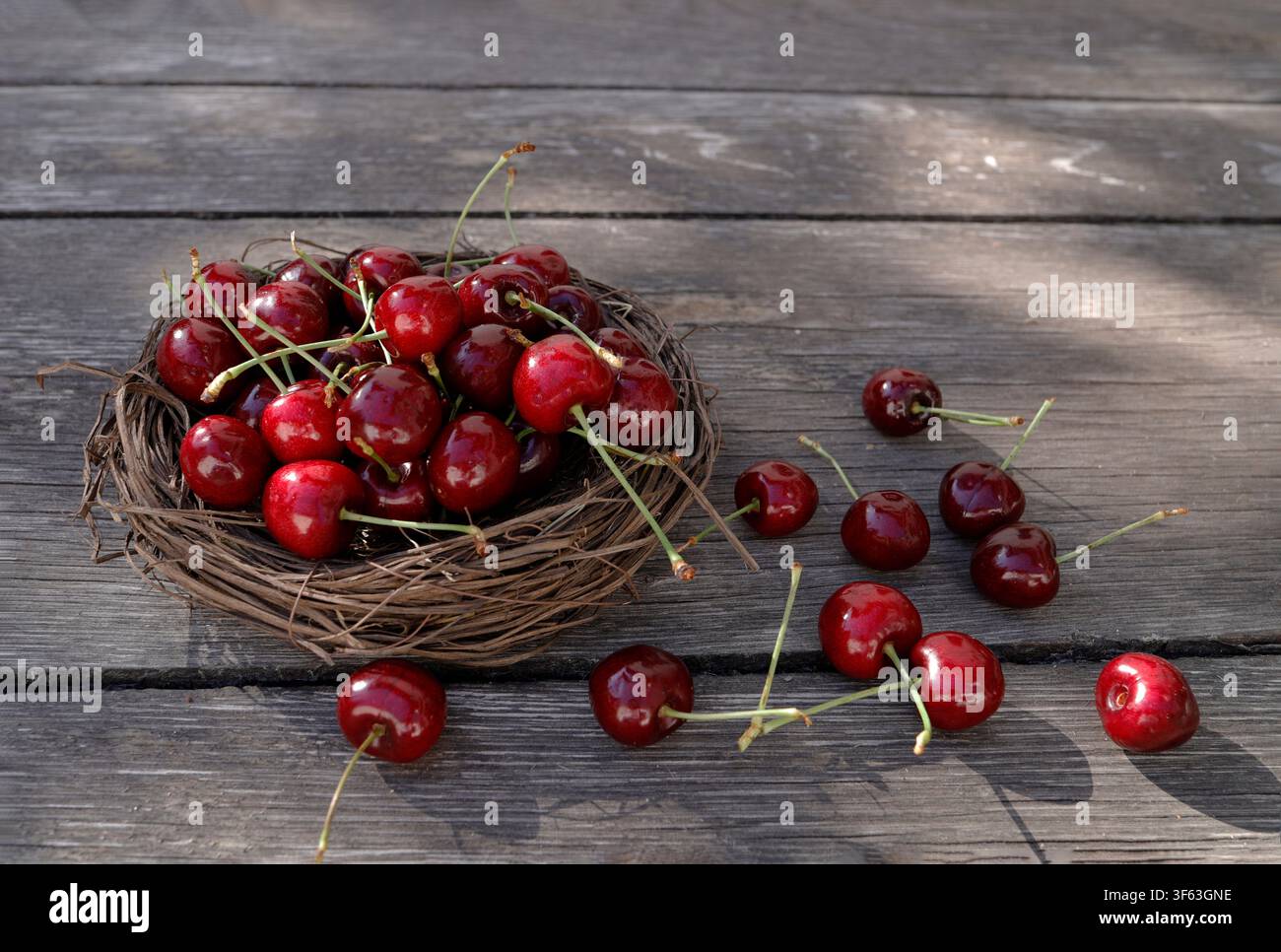 Dans un panier de cerises Banque D'Images