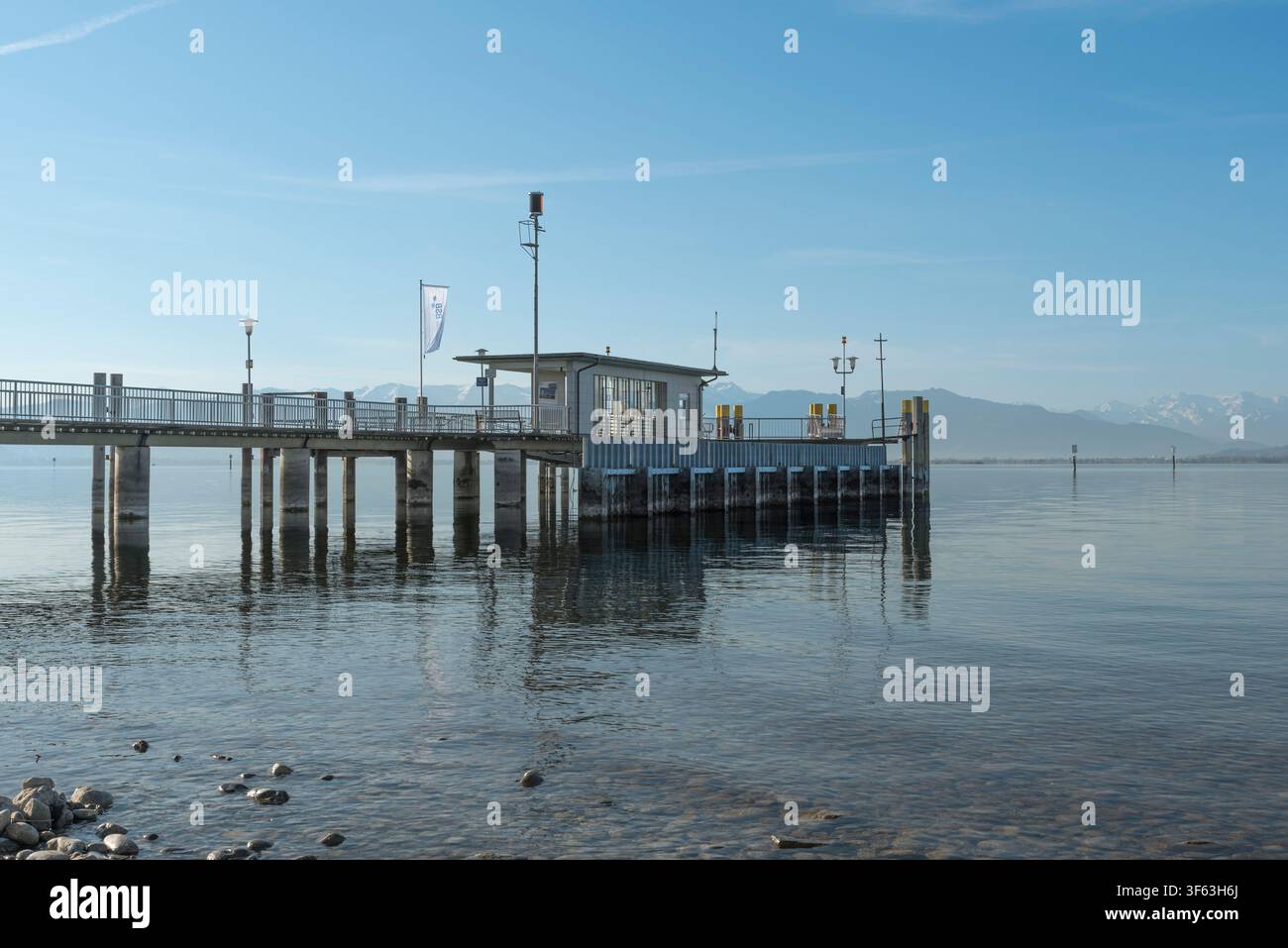 Quai de bateau avec vue sur les Alpes, Wasserburg sur le lac de Constance, Bavière, Allemagne Banque D'Images