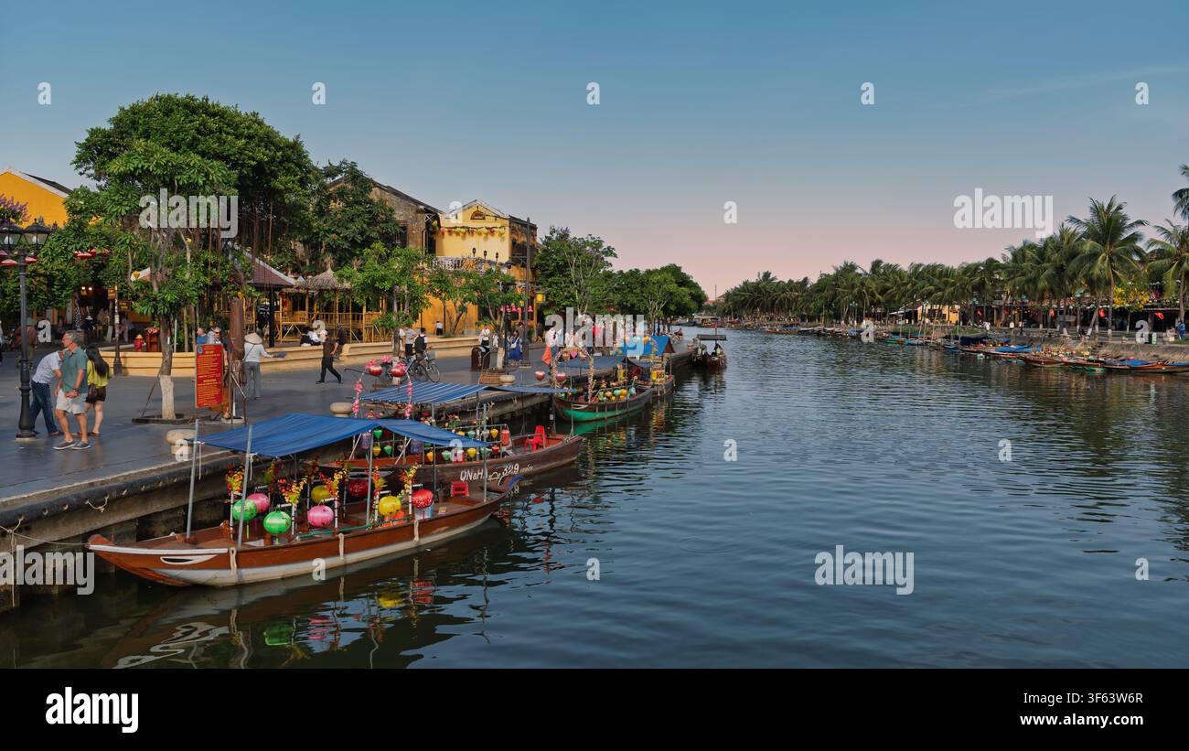 Hoi An, Vietnam - 30 avril 2026 : Bateaux touristiques en bois amarrés le long de la rivière Hoai dans le site du patrimoine mondial de l'UNESCO de la vieille ville de Hoi An pendant un s Banque D'Images
