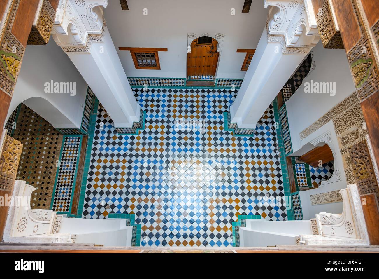 Les étudiants étudient dans des salles de la Madrasa Ben Youssef à Marrakesh. La région présente de magnifiques travaux de mosaïque et une architecture marocaine traditionnelle. C'est un site important pour l'éducation et l'histoire. Banque D'Images