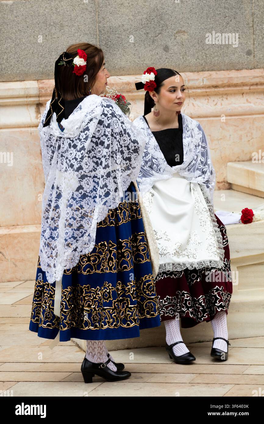 Offrande florale à la Vierge de Charité, Procession, Participants, Semaine Sainte, Cartagena, Murcie, Espagne, Pâques, Église, Foi, Religion, Tradition, Histoire, Point de repère, Christianisme, Sacré, Festival, Saint local, Costume traditionnel de Cartagena, Coutumes, Saint patron, Banque D'Images