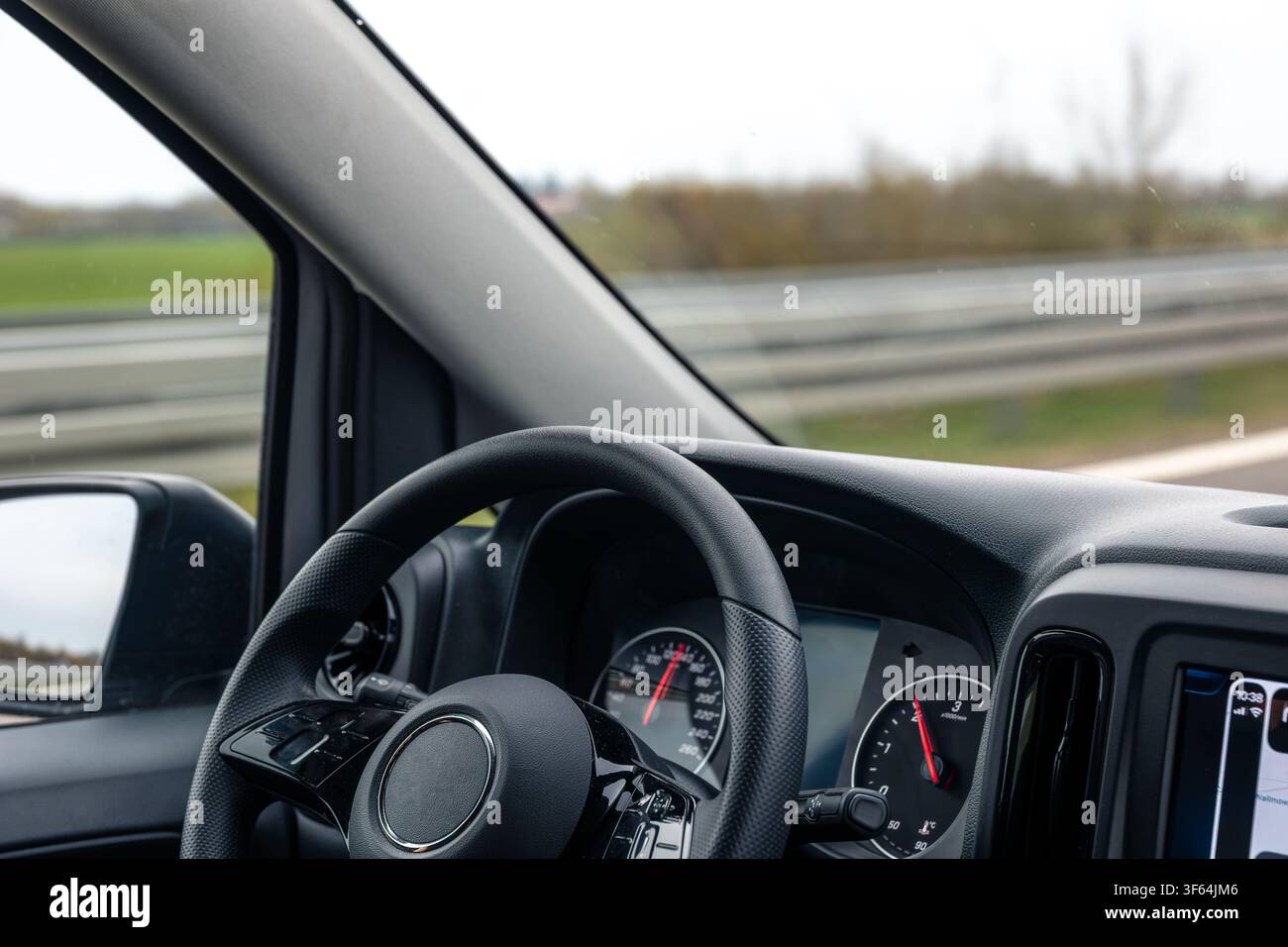 Vue du tableau de bord vide d'une voiture pendant la conduite sur une autoroute Banque D'Images