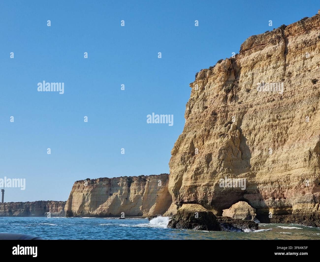 Falaises de grès doré avec arche de grotte dans l'Algarve, Portugal - Image de stock capturée avec un smartphone