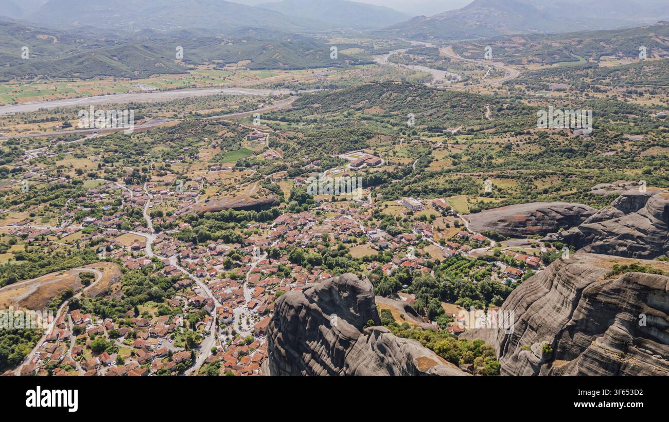 Vue aérienne élevée du village de Kastraki avec des toits de tuiles rouges et la vallée verte de Thessalie entourée de piliers rocheux du Méteora en Grèce pour des voyages de vacances ba Banque D'Images