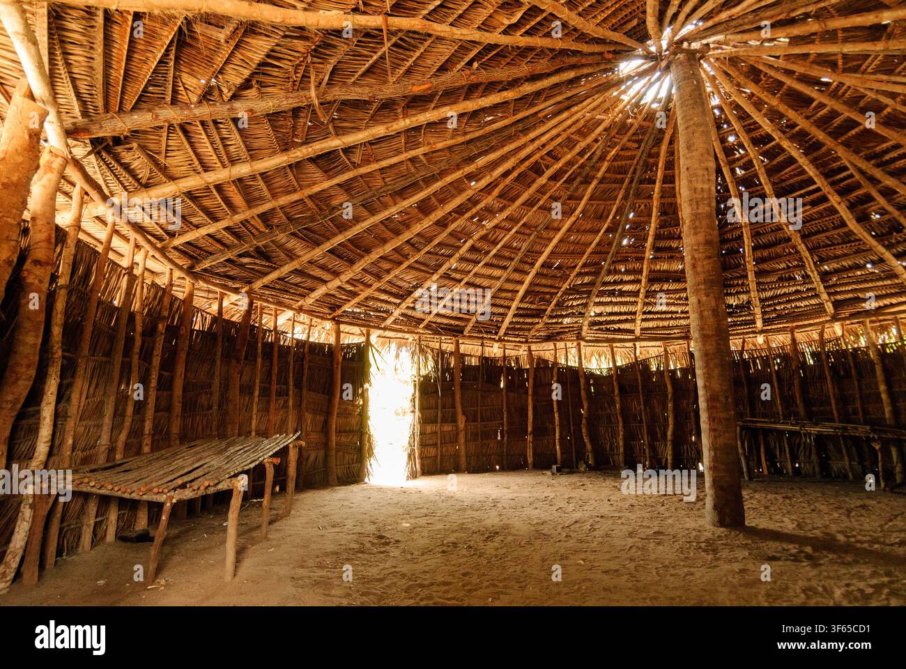 Intérieur d'une maison traditionnelle indigène Potiguara avec toit en chaume de palmier à Baía da Traição, Paraíba, Brésil Banque D'Images